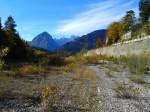 Blick auf den östlichen Einfahrtsbereich des ehemaligen Bahnhofs Tarvisio Centrale. Das einzig was hier noch fährt sind die Radfahrer vom Ciclovia Alpe Adria Radweg. Aufgenommen am 25.10.2015, Blick in Richtung Pontebba