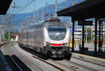E-Lok E 402 111 zieht einen InterCity-Zug durch den Bahnhof Arezzo ohne Halt gen Süden. 14. September 2019.