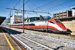 Ein ETR 500 mit E 404 637-4 am Zugschluss, wartet im Bahnhof Bolzano/Bozen, als FA 8517  FRECCIARGENTO  (Bolzano/Bozen - Bologna Centrale - Firenze Campo di Marte - Roma Termini), auf die Abfahrt.