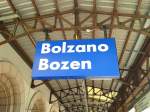 Bahnhofsschild von Bolzano/Bozen am 1.9.2015  