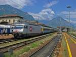 Schweizer Werbelok im Ausland: Die Re 460 100 ist soeben mit ihrem EuroCity im Norditalienischen Bahnhof Domodossola angekommen und hat ihren Bgel fr den beraus interessanten Lokwechsel bereits gesenkt. (27.Juli 2009)