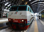 Die Elektrolokomotive E.444 047 im Zentralbahnhof von Mailand.