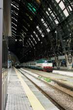 Winzig klein wirkt die FS E 444 099 mit ihrem IC nach Crotone in der mchtigen Bahnhofshalle von Milano Centrale. 
8. Mai 2010 