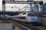 Ein TGV (Rame 4504) aus Paris kommend im Bahnhof Milano Certosa. Diese Züge erreichen nicht Milano Centrale (Mailand HBF): ihre Endstation ist Milano Porta Garibaldi. Am unteren Rand des Bildes ist möglich, ein typisches  Zwergsignal  (zwei weiße Lichter übereinander - Bedeutung: freie Fahrt) zu sehen. 05.10.2014