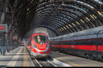 Frecciarossa 1000 / ETR 400 022 steht am 4. Mai 2016 im Bahnhof Milano Centrale. Daneben der soeben eingetroffene ETR 500 als Frecciarossa 9623 nonstop nach Roma Termini.