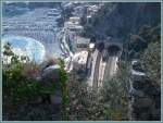 Hoch oben auf dem Hgel zwischen dem Zentrum von Monterosso und dem Badestrand in Bahnhofsnhe, liegt einer der schnsten Friedhfe der Cinque Terre. Wer den Schweiss nicht scheut, wird mit einer tollen Aussicht auf die Kste, das Dorf und den Bahnhof belohnt. (27.04.2007)