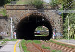 Die Bahnsteige der Bahnhöfe in der Cinque Terre befinden sich teilweise im Tunnel. Durch den Tunnel im Bahnhof Monterosso erkennt man den Regionalzug nach Sestri Levante bei der Abfahrt. Monterosso, 26.4.2023