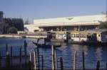 Der Hauptbahnhof von Venedig hat den klangvollen Namen Santa Lucia.
Es handelt sich um einen Kopfbahnhof. Beim Verlassen der Haupthalle
in Richtung Stadt steht man direkt vor dem berhmten Canale Grande.
Aufnahme am 19.1.1991
