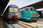 Während links der R11030 von Venezia Santa Lucia nach Udine mit 464.250 auf Abfahrt wartet, erreicht auf dem Nachbargleis der R2238 von Bologna Centrale mit 464.696 den Bahnhof Venezia Santa