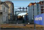 Alte Signalbrücke zwischen altem und neuem Bahnhofgebäude in Gallarate. (14.01.2019)