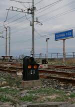 Zwei Gleissperrsignale im Vorfeld des Bahnhofs von Catania Centrale. Fotografiert am 12.11.2022 von einem Fußweg aus durch den Zaun.