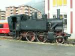 Zur Aufarbeitung durch den Verein  Gruppo ALe 883  steht die Lok 880 051 (Breda 1922)auf einem Abstellgleis in Tirano.Vor dieser Lok steht noch die  desolate 851.057,die aber mit Autos    zugeparkt 