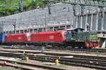 Am 4 Juni 2015 verschiebt FS D 245 6012 zwei ÖBB Tauri mit Schwung zurück ins 15 kV Wechselstrombereoch am Bahnhof von Brennero.