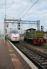 21.8.2014 9:32 FS E.414 xxx bildet zusammen mit einer weiteren E.414 (ex ETR 500 Triebköpfe) und 9 Zwischenwagen den Frecciabianca ( weißer Pfeil ) aus Trieste Centrale nach Milano Centrale. Daneben FS D.245 6059 bei Rangierarbeiten in Verona Porta Nuova.