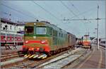 Damals noch hin und wieder üblich, Heizwagen. Einen solchen rangiert die FS 345 3111 in Domodossola. 

Analogbild vom März 1997