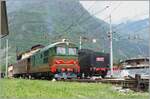 Die FS D 343 1030 rangiert in Tirano einen historischen FS Wagen.