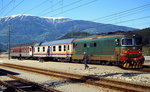 Kurz, aber farbenfroh ist dieser Personenzug mit D 343.1039 an der Spitze, der auf seiner Fahrt durch das Pustertal beim Halt in Brunico/Bruneck im Mai 1989 aufgenommen wurde. Damals gab es auch hier noch Stückgutbeförderung. Zwar hängt die Oberleitung schon, der elektrische Betrieb ist jeodhc noch nicht aufgenommen worden. 