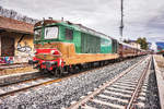 D 445 1006 wartet im Bahnhof Maniago, mit dem Sonderzug, auf die Rückfahrt nach Sacile.