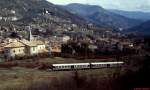 Auf der französischen Zweigstrecke der Tendabahn ist im März 1987 ein ALn 663 der FS bei Sospel in Richtung Nizza unterwegs