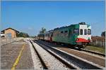 Der Ferrovie Emilia Romagna ALn 668 1015 erreicht mit einem weitenen Aln 668 Brecelleo in der Po-Ebene; in diesem Ort, in dieser Region wurden die  Don Camillo  Filme gedreht.