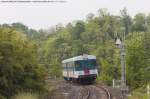 Die ALn668.124 als regionale Brescia Breno engagiert, steht vor dem Bahnbergang in Corte Franca erreichen