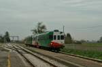 Der Aln 668 1614 mit dem Ln 880 371 erreicht als Regionalzug 11165 Brecello-Viadana.