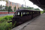 Die traurigen Überreste des ausgebrannten Triebwagens SD80 (Fiat ALn 772) im Eisenbahnmuseum Warschau (August 2011)