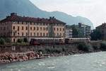 Ein FS-Dieseltriebzug der Baureihe ALn 772 fährt als Regionalzug am rechten Eisackufer entlang in Richtung Süden (Bozen, 08.1978), digitalisiertes Dia.