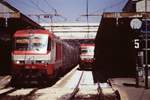 e 402.012 is await to start from Roma Termini station. This is the first livery of this kind of locomotive, 12 lug 1996.