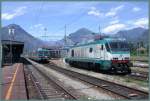 E 402 019 und Le 724 023 in Domodossola. Im Hintergrund zwischen den zwei Bergen der Eingang zum Valle Antigorio und Val Formazza (Pomattertal), dem Ziel meiner Reise. (23.06.2007)