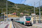 Der Pilgerzug EXP 14131 Lourdes - Reggio Calabria mit E402 120 fährt durch Imperia - 25.08.2017