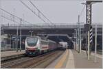 Die FS Trenitala E 402 120 und am Schluss des Zuges die hier zu sehende 402 127 sind mit dem Treno di notte ICN 798 von Salerno nach Torino unterwegs.