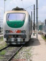 Italienische Ellok E402-155 mitten in Frankreich.
Die italienischen Loks kommen mit Gterzgen ber die Alpen bis nach Ambrieu. Diese Loks mssen natrlich in Frankreich mit 1500V = fahren knnen, statt mit den in Italien blichen 3000V =.
Ich finde die E402 B formal durchaus gelungen. Der an sich in Italien obligatorische rote Frontstreifen hat an dieser Lok aber schon arg gelitten. 


08.06.2007 Ambrieu Dpot 
