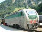 FS E-Lok 402 175 wird nach der Ankunft eines Reisezuges am 29.08.2004 im Bahnhof Brenner von einer FS-Diesellok vom nrdlichen Wechselstromteil in den sdlichen Gleichstromtteil des Bahnhofs gebracht.