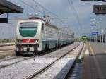 3.8.2010 12:00 FS E.402 128 mit einem InterCity aus Ventimiglia nach Roma Termini bei der Einfahrt in den Bahnhof Cecina.