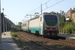 E402 128 kommt mit einem IC aus Reggio-Calabria (I) nach Roma-Termini(I) rast durch Ascea(I) bei Sommerwetter.
31.8.2011
