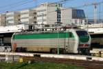 Im Hauptbahnhof von Rom in Roma Termini steht am 9.1.2006 die  FS Elektrolok E 402163 und wartet auf ihren nchsten Einsatz.