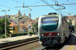 Die E402 143 mit dem Intercity 675 (Ventimiglia - Mailand) bremst um in den Bahnhof Imperia Porto Maurizio zu halten. Auf dem Hintergrund ist es möglich, die Altstadt (an der Spitze einer Landzunge gelegen) und den Dom zu sehen. - 03.07.2014