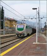 Die heute im hochwertigen Fernverkehr eingesetzte Lokbaureihe 402 durfte wie hier zu sehen früher auch Güterzüge befördern: Die 402 155 bei der Durchfahrt in Stresa.