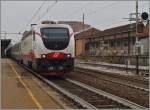 Die Trenitalia FS E 402 B 171 mit einem Frecciabianca von Lecce nach Milano beim Halt in Modeana.