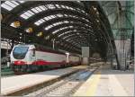 Mit gleich zwei FS E 402 B, wovon jedoch nur eine arbeitet, verlässt ein Frecciabinca nach Lecce Milano Centrale.