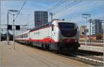 Die FS E 402 B 152 in  Frecciabianca  Lackierung in Rimini .
17. Sept. 2014