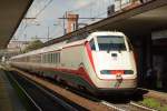 Der Frecciabianca (weiße Pfeil) ES 9717 von Milano Centrale nach Venezia S.L. hält am Bahnhof Brescia, am 18.08.2014. Dieser Zug wird gezogen und geschoben von zwei Lokomotiven der Baureihe E 414 (ex E 404).