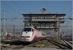 Ein langer Freccia Bianca fährt in Milano Centrale aus.