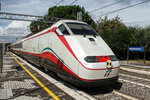 Ein ETR 500 in weiss mit roten Streifen im Bahnhof von Desenzano, südlich vom Gardasee.