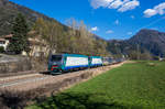 E412 004 und E412 015 fahren mit einem KLV bei Campo di Trens in Richtung Brenner, aufgenommen am 8. April 2017.