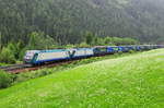 Die E 412 006 der Italienischen Staatsbahn und eine Schwestermaschine vor dem LKW-Walter-Zug vom Brenner kommend kurz vor Gossensass am 15.07.17