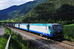 Die E 412 010 der Italienischen Staatsbahn und zwei weitere E 412er mit einem Güterzug in Richtung Süden auf der Brennerstrecke kurz vor Grasstein am 15.07.17