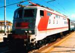 Die E 424 319 fhrt mit dem Regionalexpress Triest - Venedig am spten Nachmittag des 11.9.1999 in den Bahnhof Latisana ein