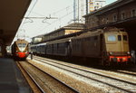 Mit einer abwechslungsreichen Wagengarnitur ist E 424 026 im September 1986 in Ferrara angekommen, daneben einer der letzten noch im Einsatz befindlichen Triebwagen der Reihe ALe 880